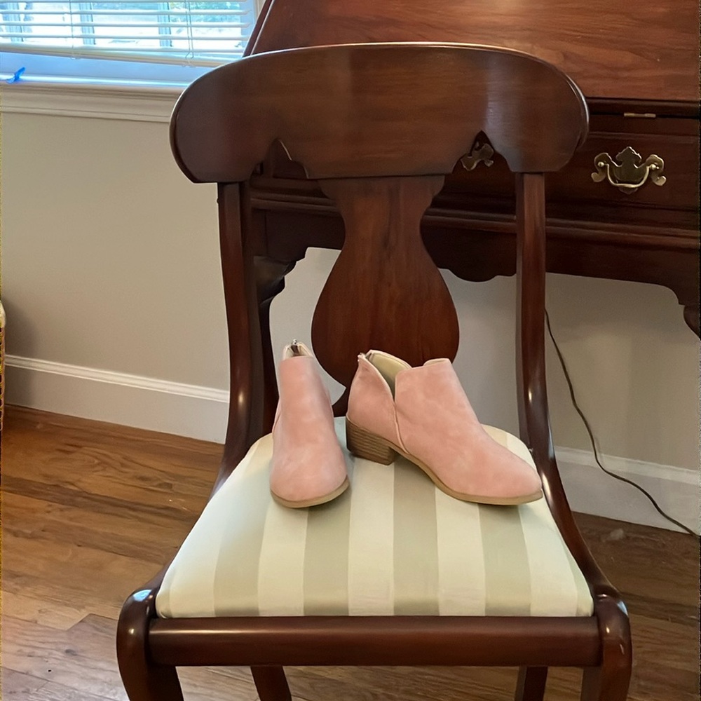 Faux suede pink booties like new!